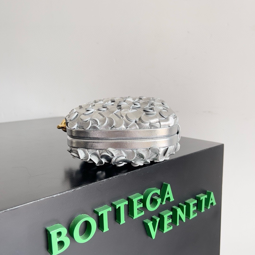 bo*te*ga Ve*ne*ta knot minaudiere clutch in silver sequins laminated leather