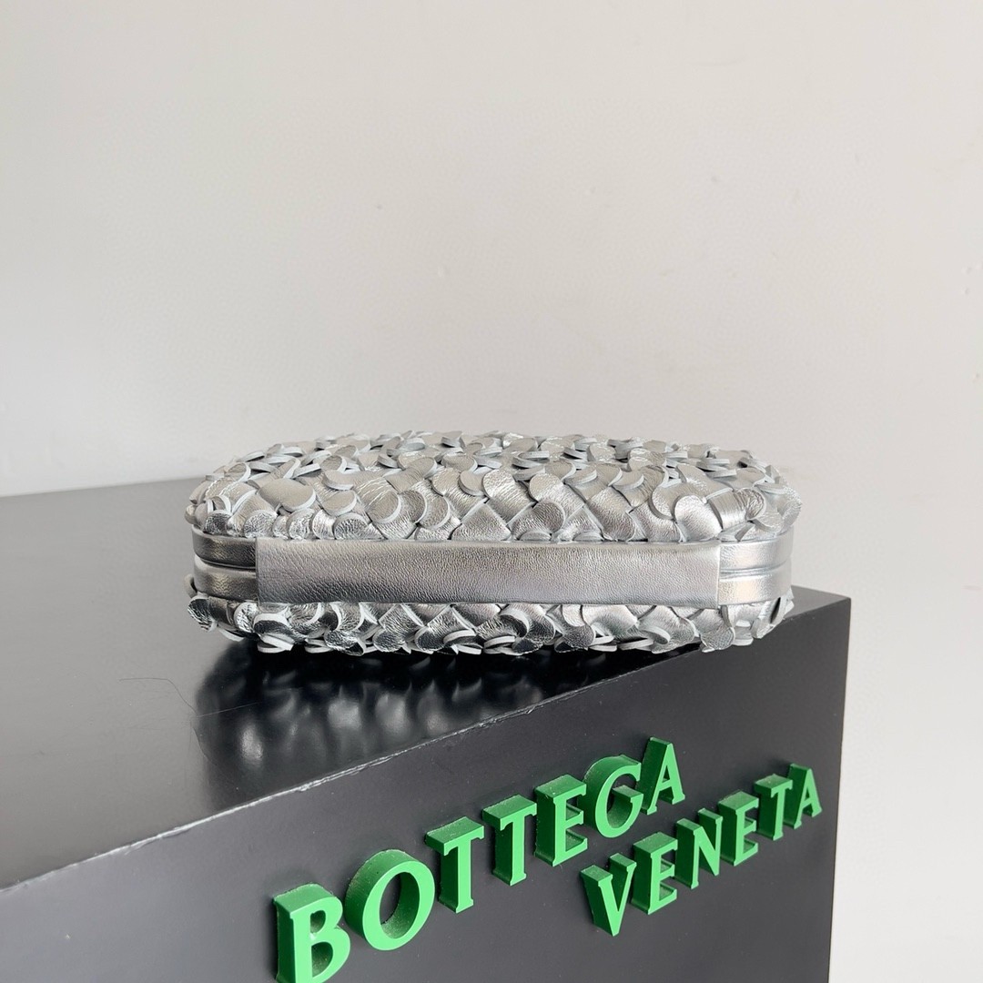 bo*te*ga Ve*ne*ta knot minaudiere clutch in silver sequins laminated leather