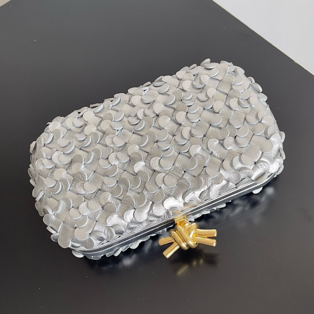 bo*te*ga Ve*ne*ta knot minaudiere clutch in silver sequins laminated leather