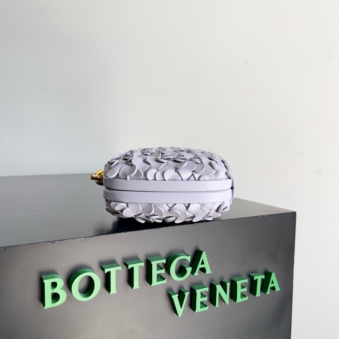 bo*te*ga Ve*ne*ta knot minaudiere clutch in oyster sequins lambskin
