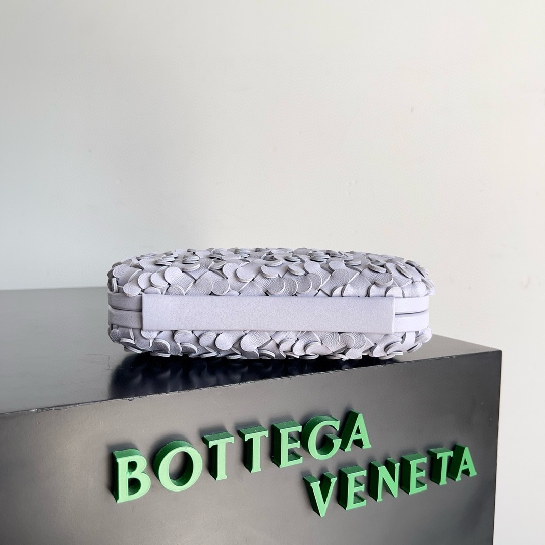 bo*te*ga Ve*ne*ta knot minaudiere clutch in oyster sequins lambskin