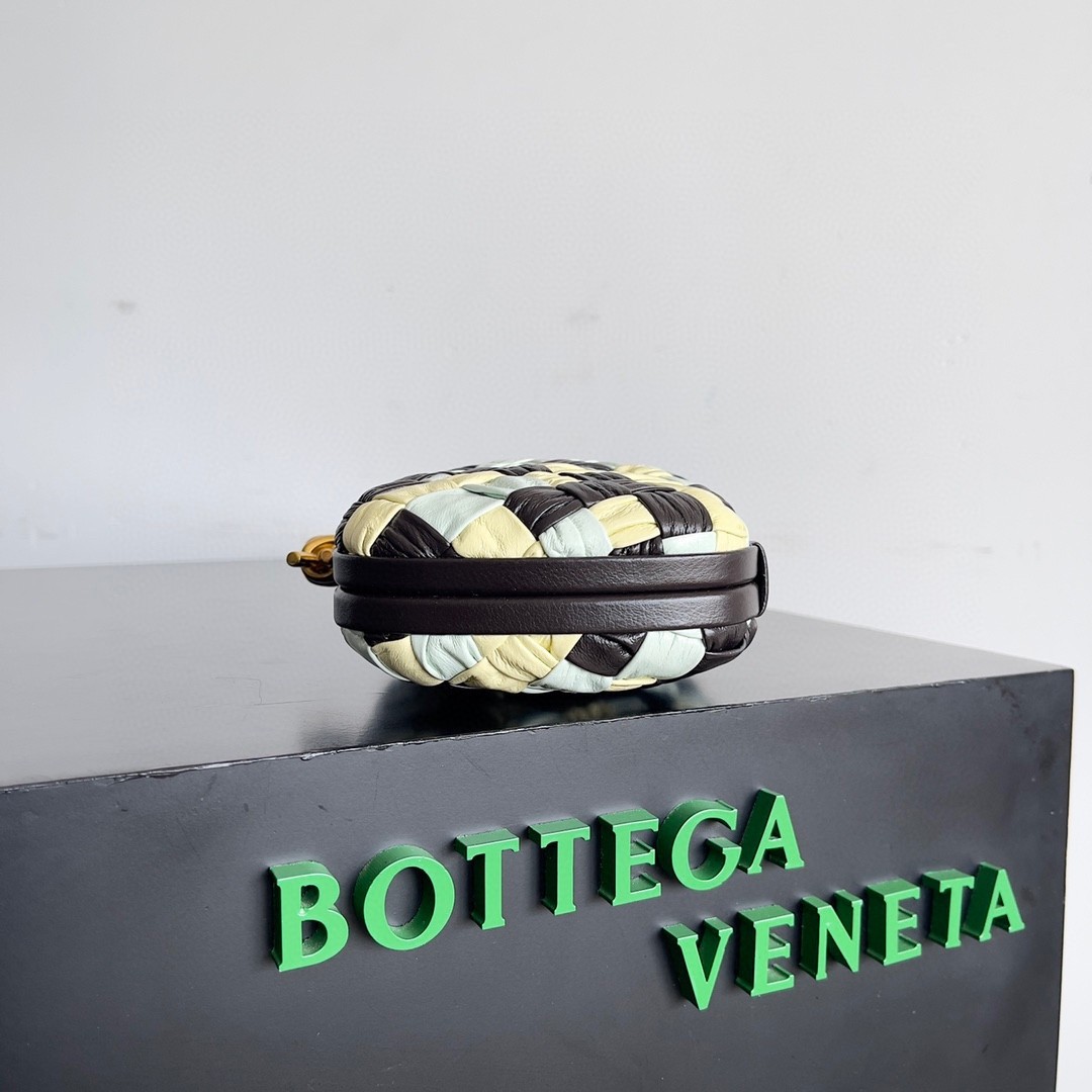 bo*te*ga Ve*ne*ta knot minaudiere clutch in multicolour intrecciato lambskin