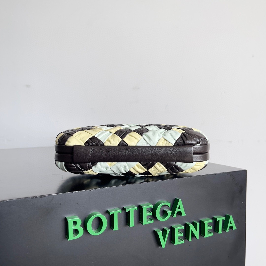 bo*te*ga Ve*ne*ta knot minaudiere clutch in multicolour intrecciato lambskin