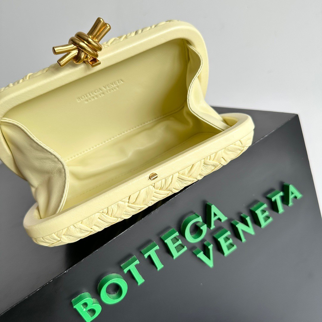 bo*te*ga Ve*ne*ta knot minaudiere clutch in ice cream foulard intreccio leather