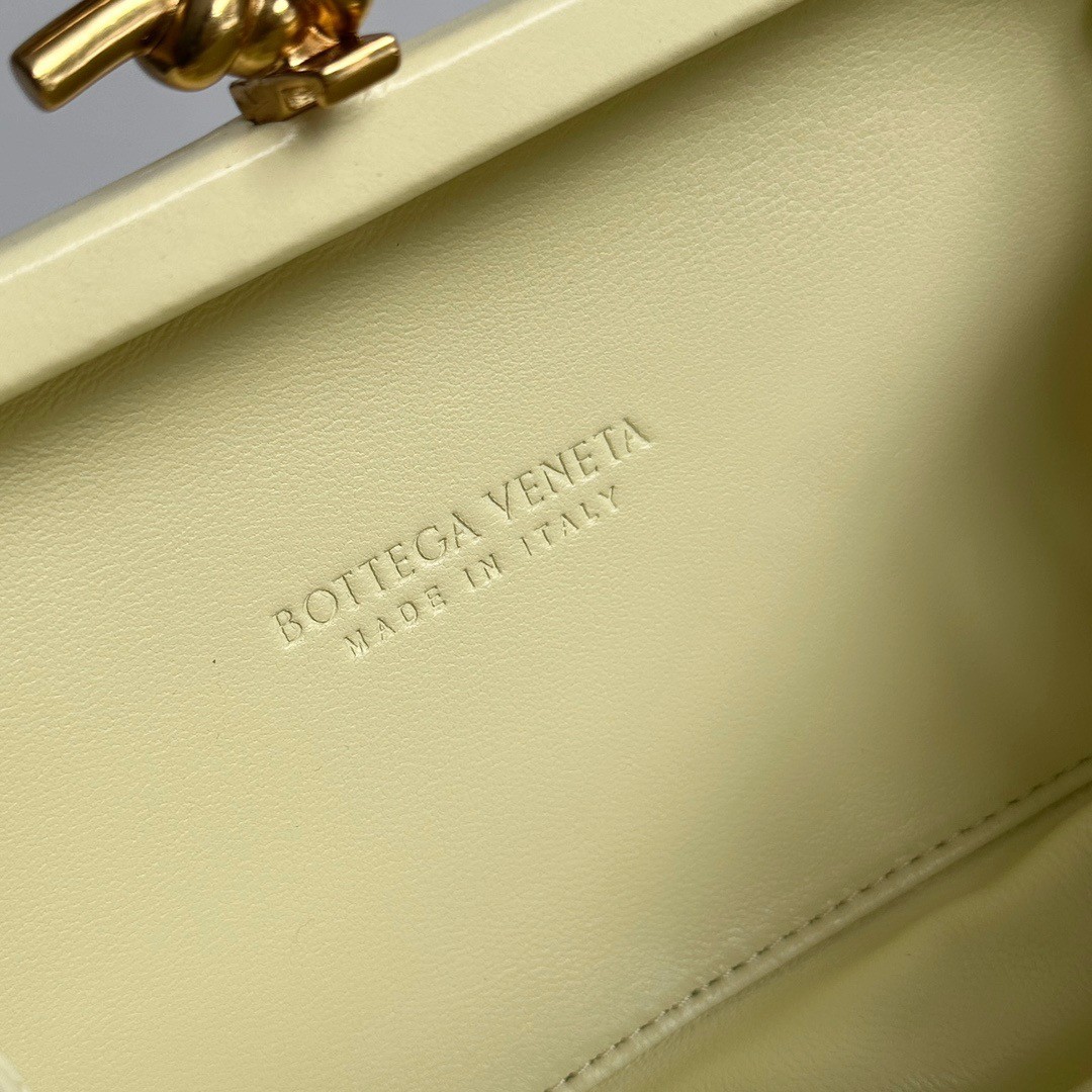 bo*te*ga Ve*ne*ta knot minaudiere clutch in ice cream foulard intreccio leather