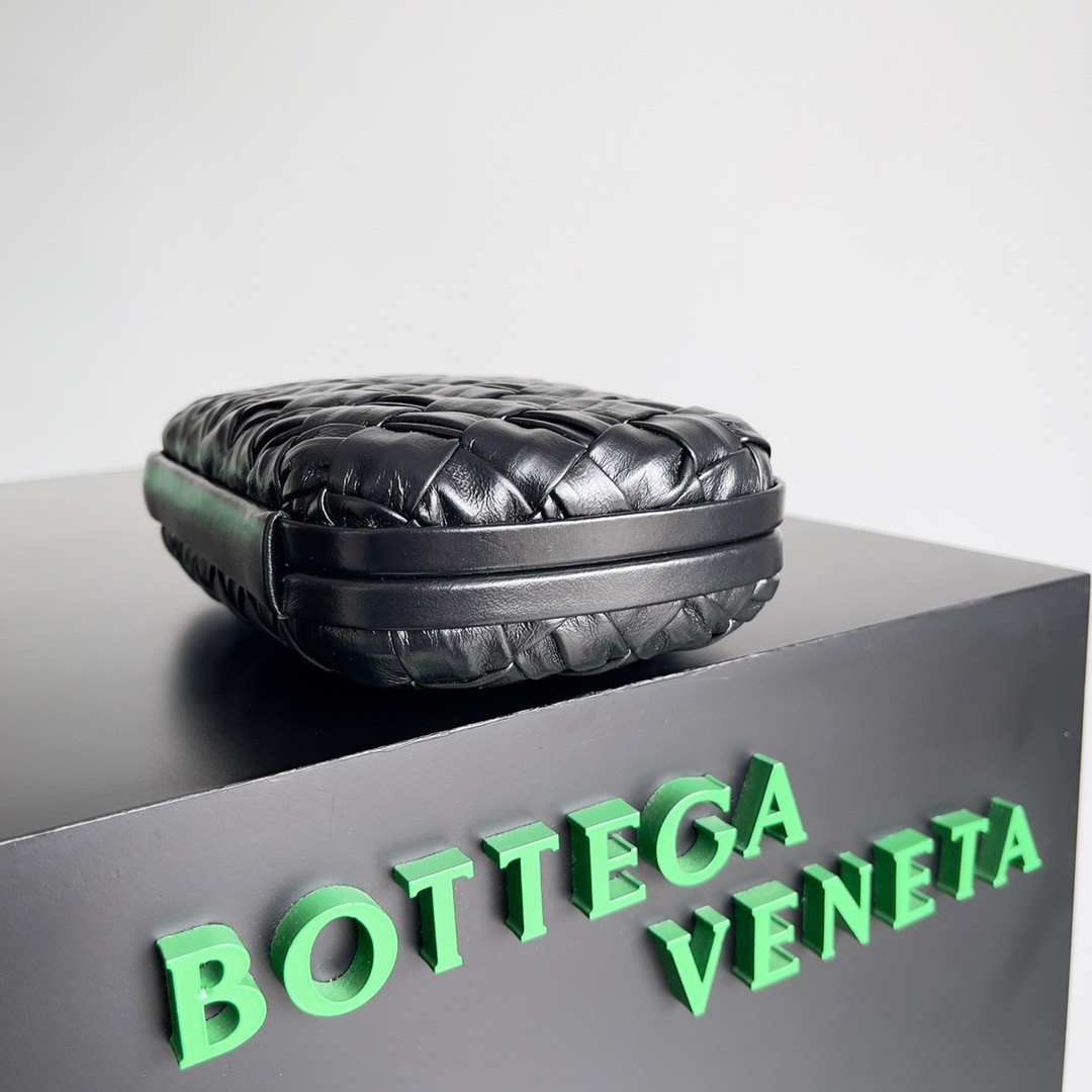 bo*te*ga Ve*ne*ta knot minaudiere clutch in black foulard intreccio leather