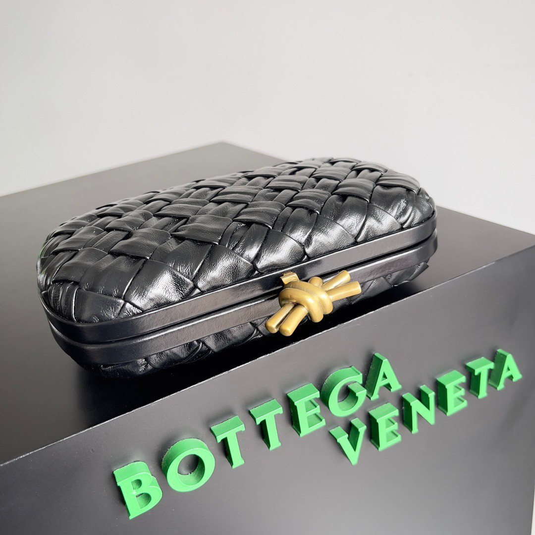 bo*te*ga Ve*ne*ta knot minaudiere clutch in black foulard intreccio leather