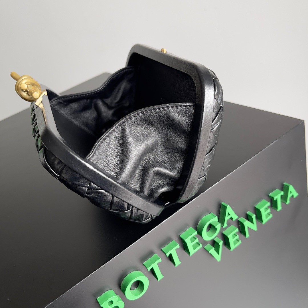 bo*te*ga Ve*ne*ta knot minaudiere clutch in black foulard intreccio leather