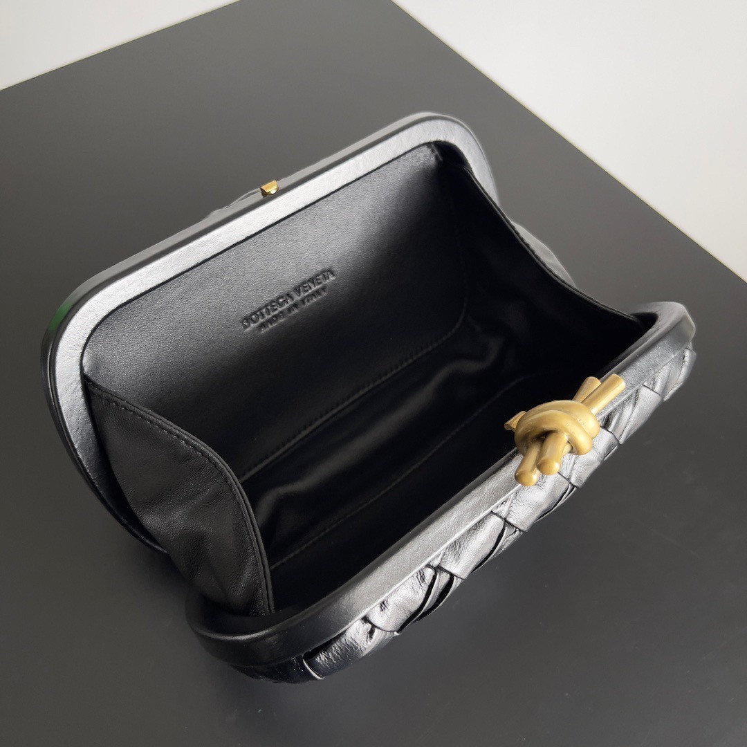 bo*te*ga Ve*ne*ta knot minaudiere clutch in black foulard intreccio leather
