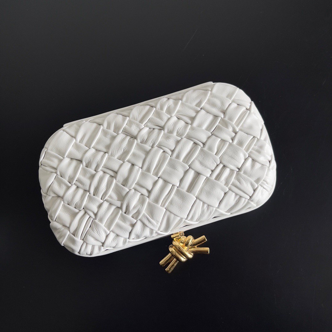 bo*te*ga Ve*ne*ta knot minaudiere clutch in white foulard intreccio leather