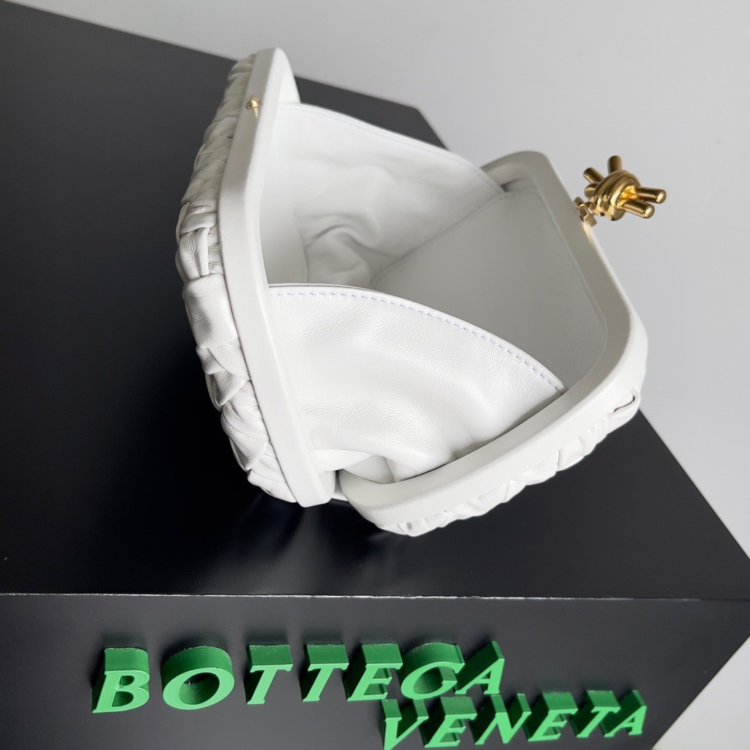 bo*te*ga Ve*ne*ta knot minaudiere clutch in white foulard intreccio leather