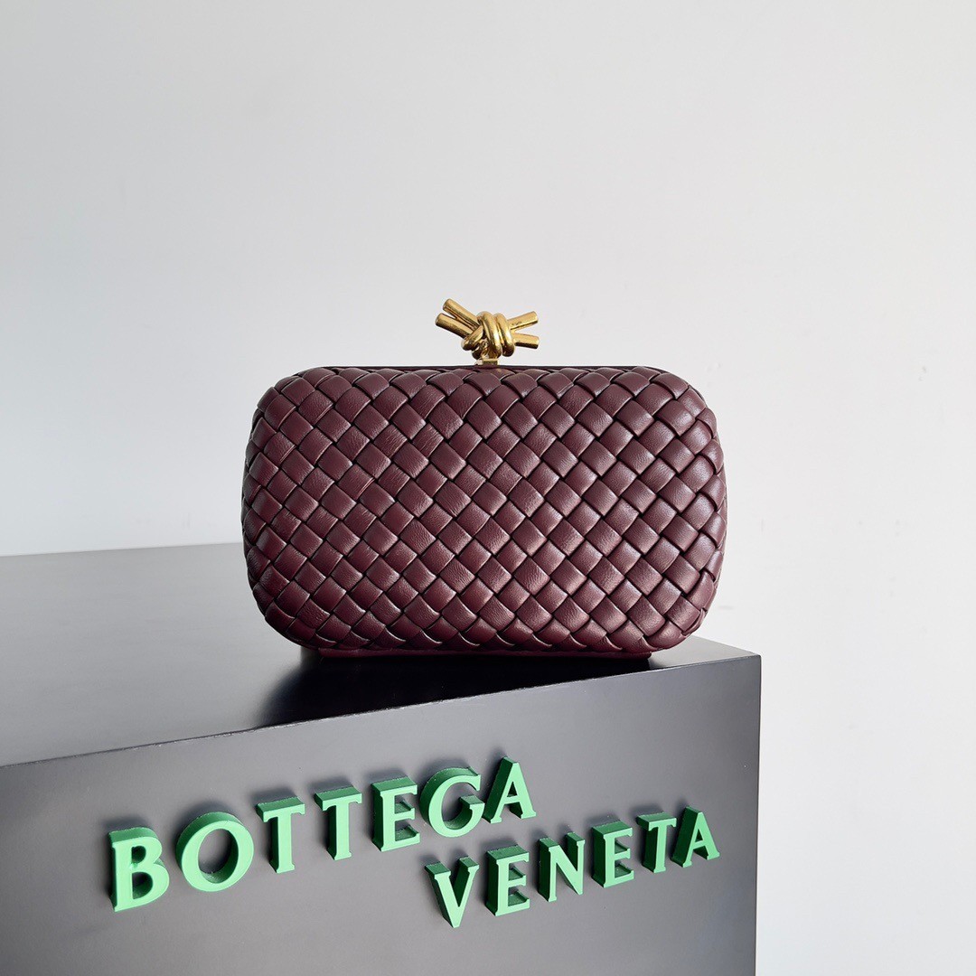 bo*te*ga Ve*ne*ta knot minaudiere clutch in bordeaux intrecciato lambskin