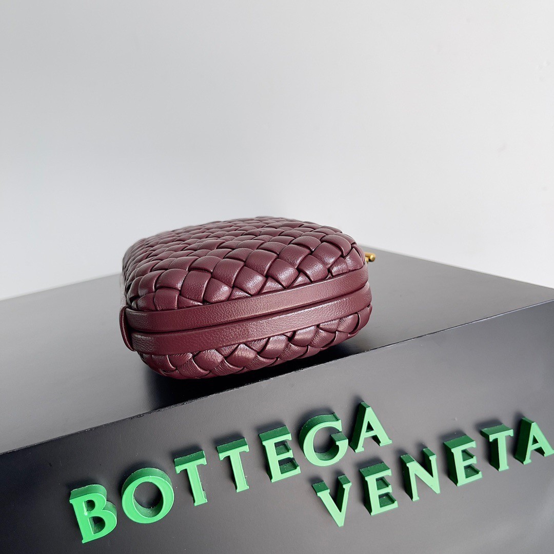 bo*te*ga Ve*ne*ta knot minaudiere clutch in bordeaux intrecciato lambskin
