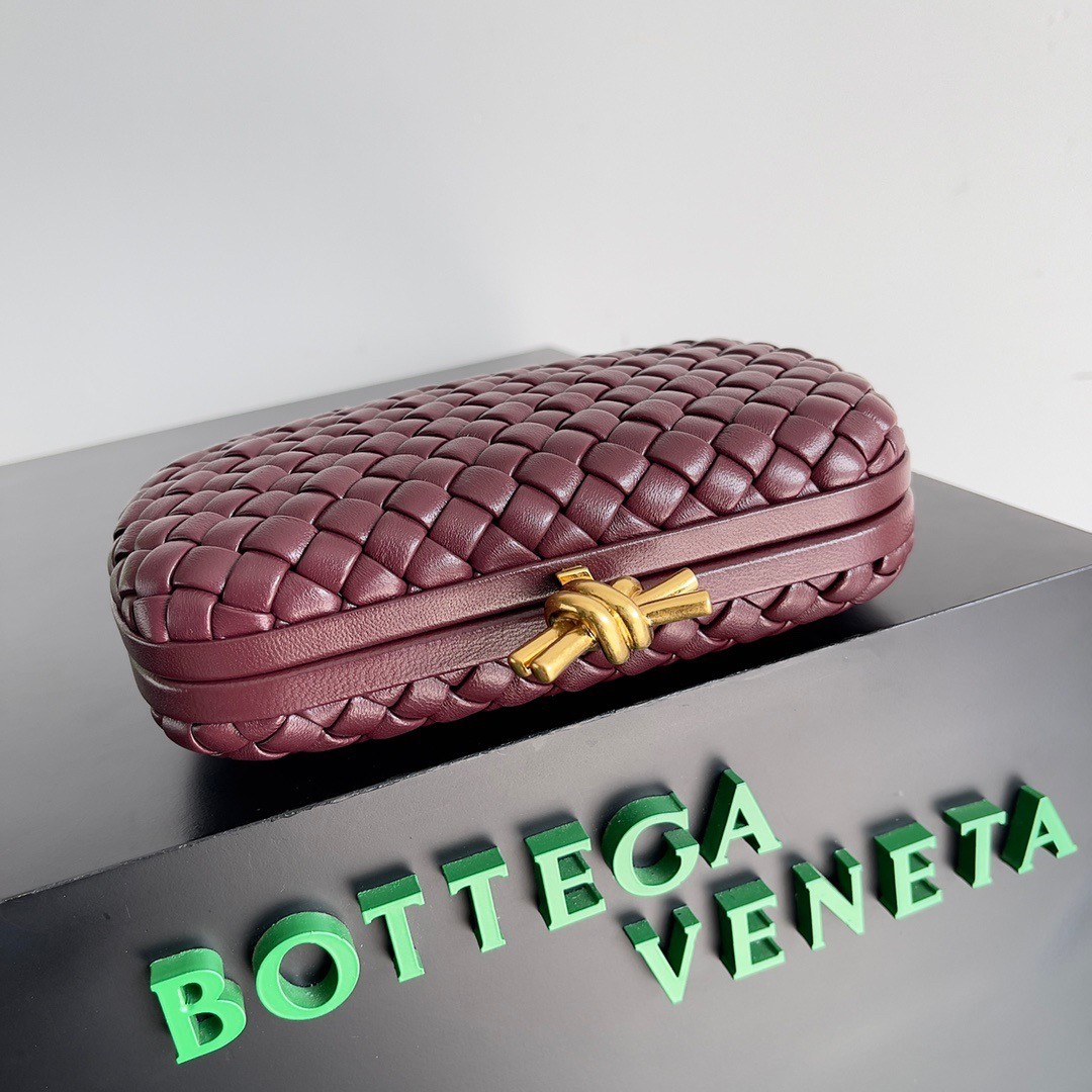 bo*te*ga Ve*ne*ta knot minaudiere clutch in bordeaux intrecciato lambskin