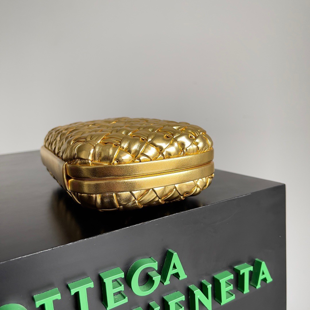 bo*te*ga Ve*ne*ta knot minaudiere clutch in gold intreccio laminated leather