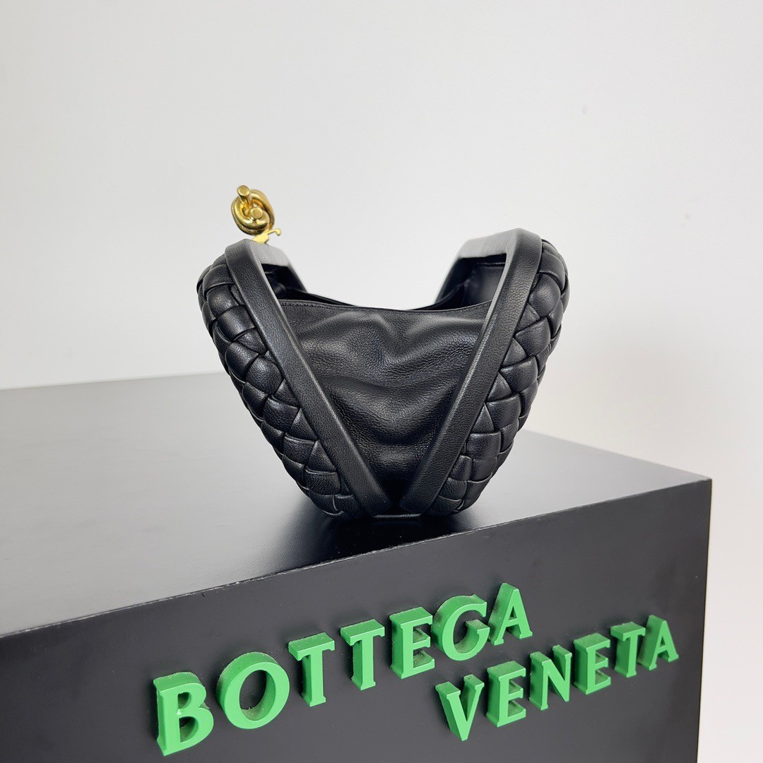 bo*te*ga Ve*ne*ta knot minaudiere clutch in black intrecciato lambskin