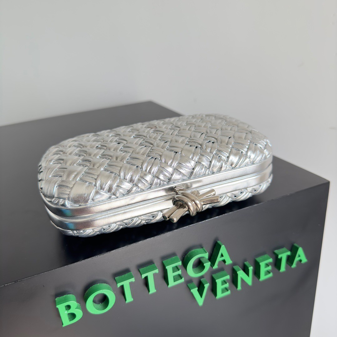bo*te*ga Ve*ne*ta knot minaudiere clutch in silver intreccio laminated leather