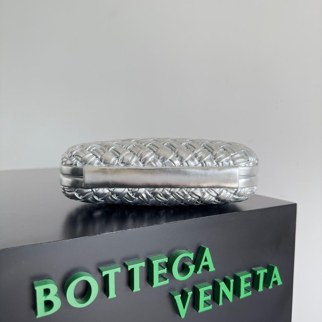 bo*te*ga Ve*ne*ta knot minaudiere clutch in silver intreccio laminated leather