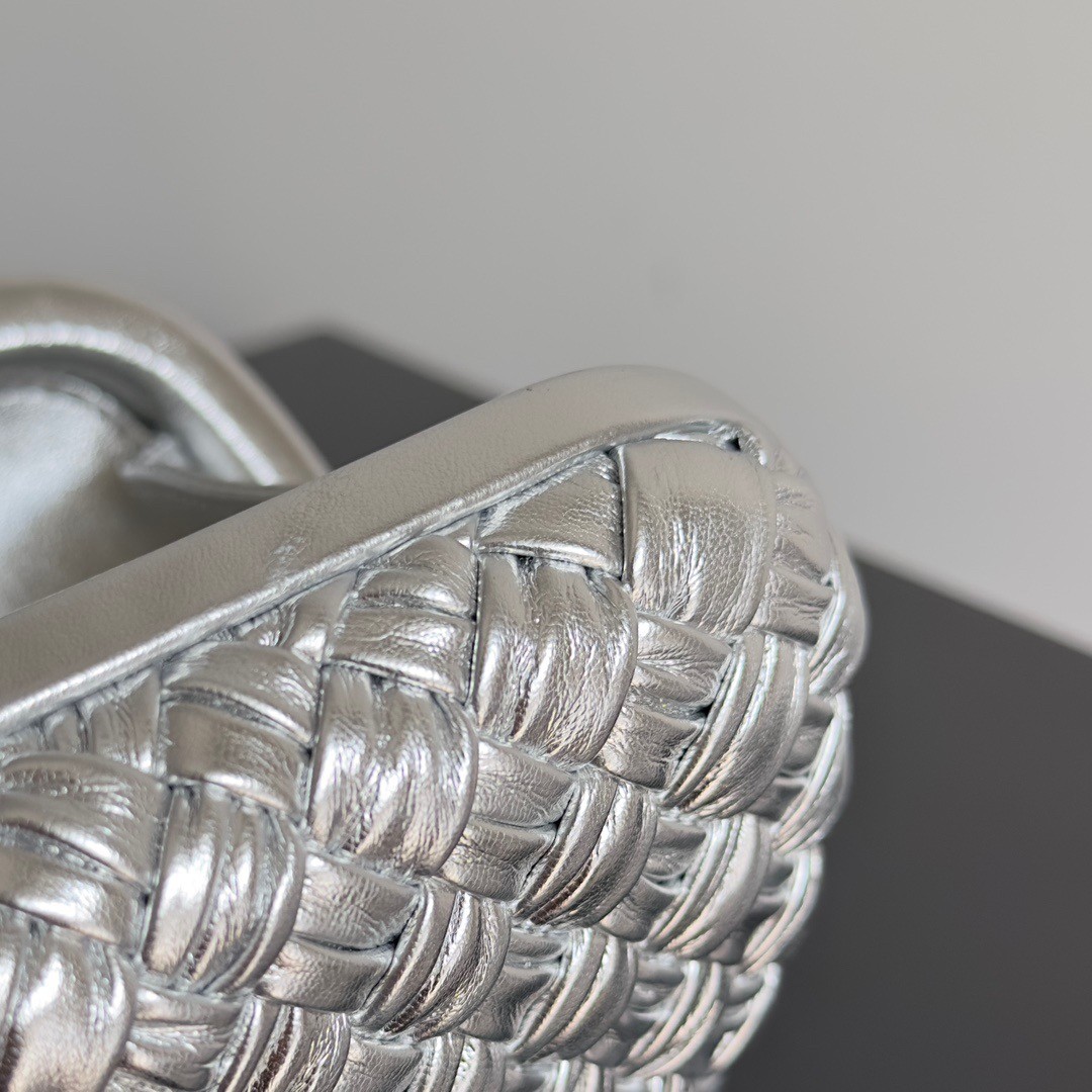 bo*te*ga Ve*ne*ta knot minaudiere clutch in silver intreccio laminated leather