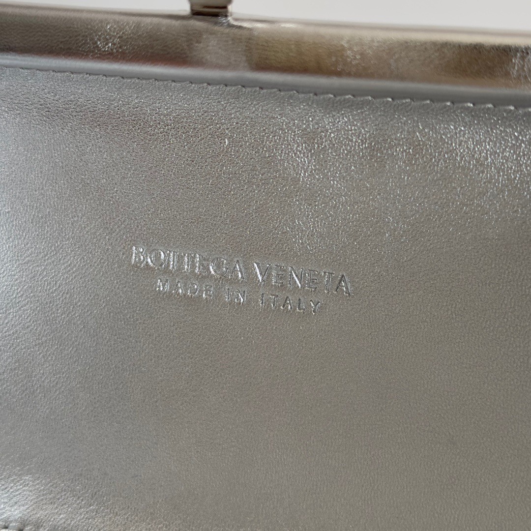 bo*te*ga Ve*ne*ta knot minaudiere clutch in silver intreccio laminated leather