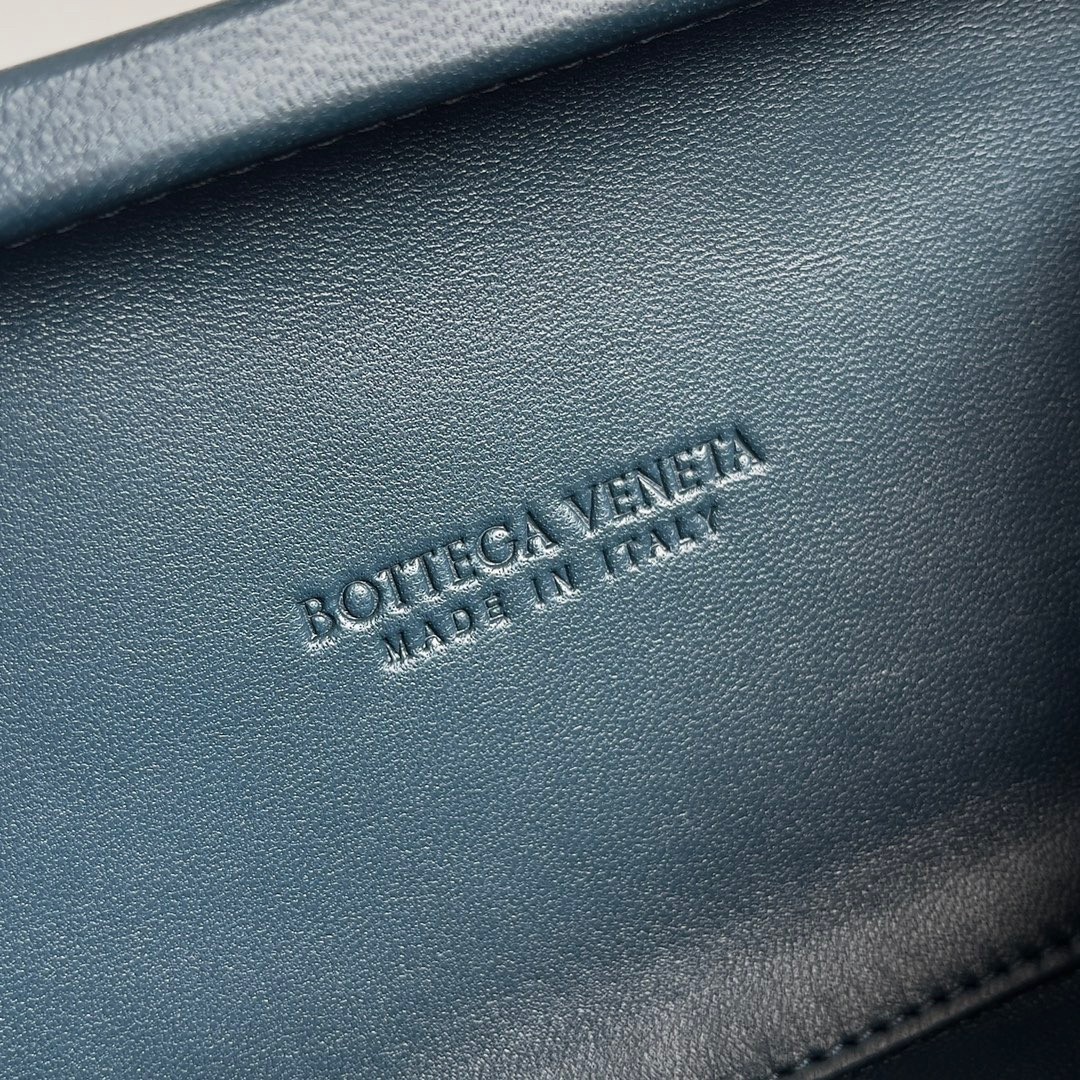 bo*te*ga Ve*ne*ta knot minaudiere clutch in space intrecciato lambskin
