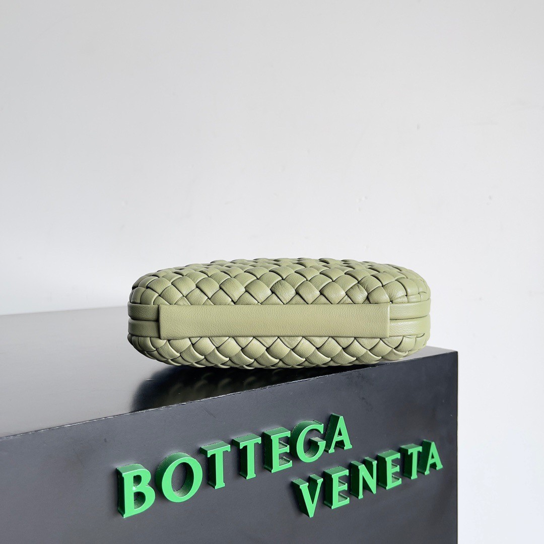 bo*te*ga Ve*ne*ta knot minaudiere clutch in travertine intrecciato lambskin