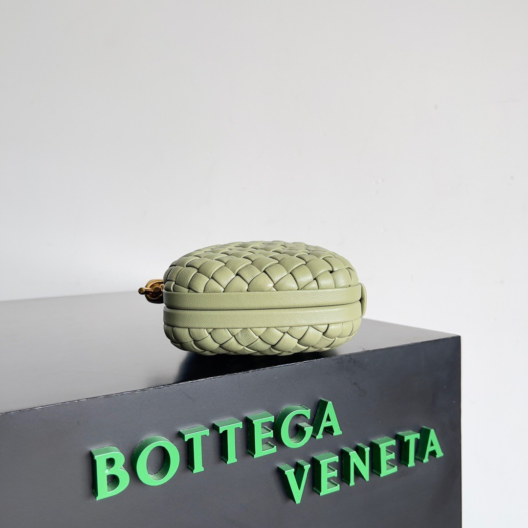 bo*te*ga Ve*ne*ta knot minaudiere clutch in travertine intrecciato lambskin