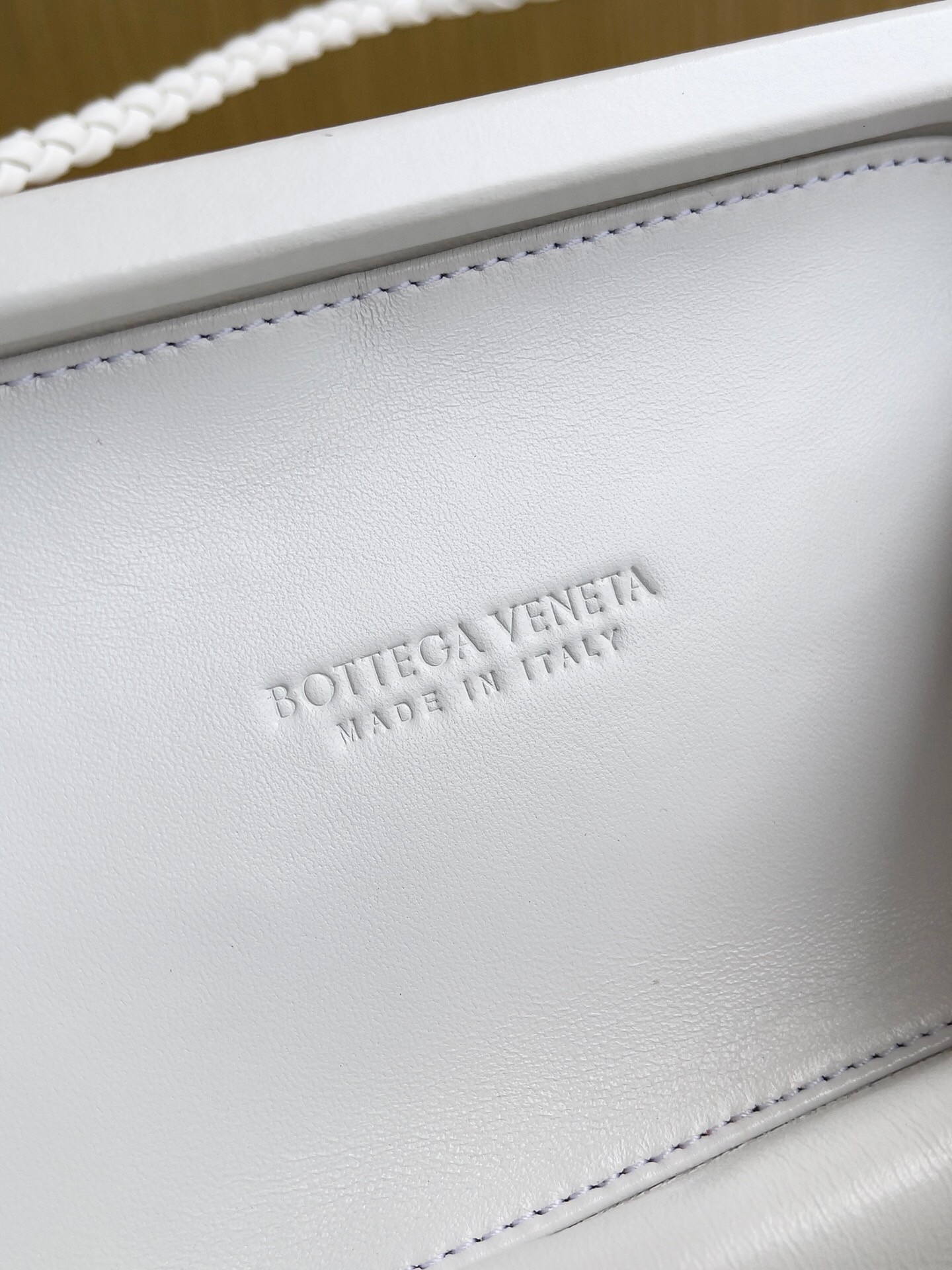 bo*te*ga Ve*ne*ta knot minaudiere on strap in white foulard intreccio leather