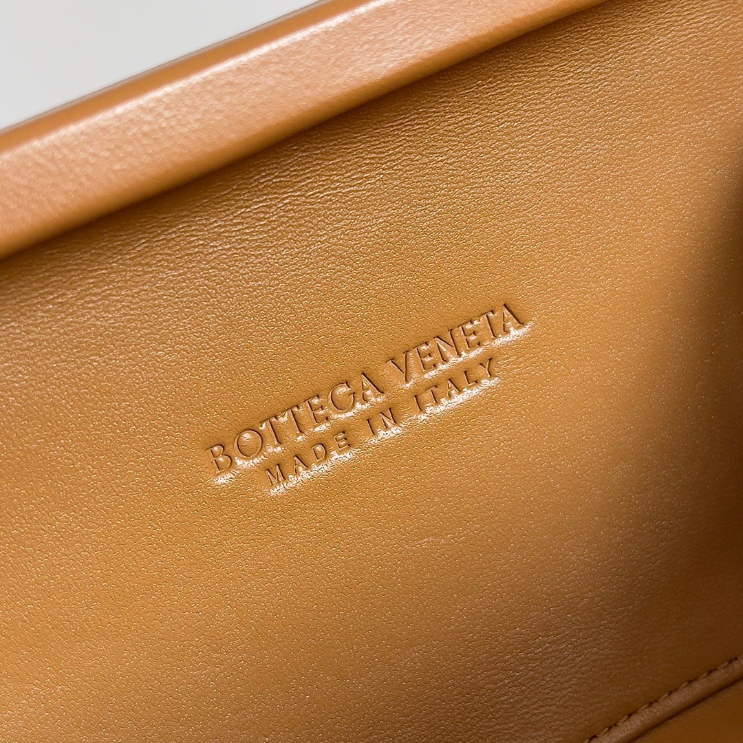 bo*te*ga Ve*ne*ta knot minaudiere on strap in camel intreccio lambskin