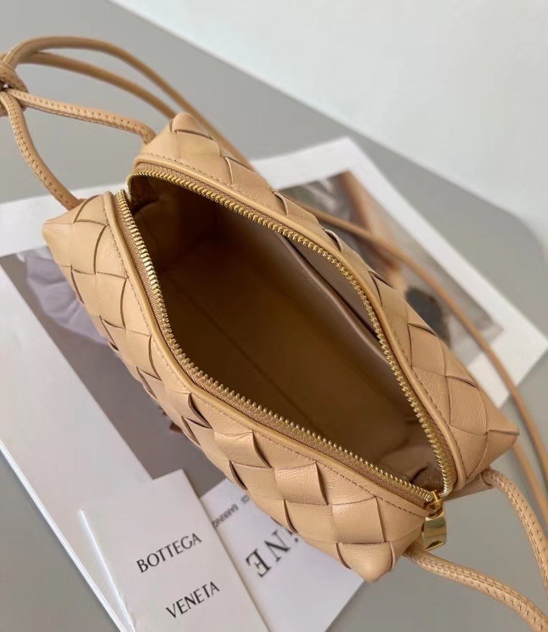 bo*te*ga Ve*ne*ta mini loop bag in beige intrecciato lambskin