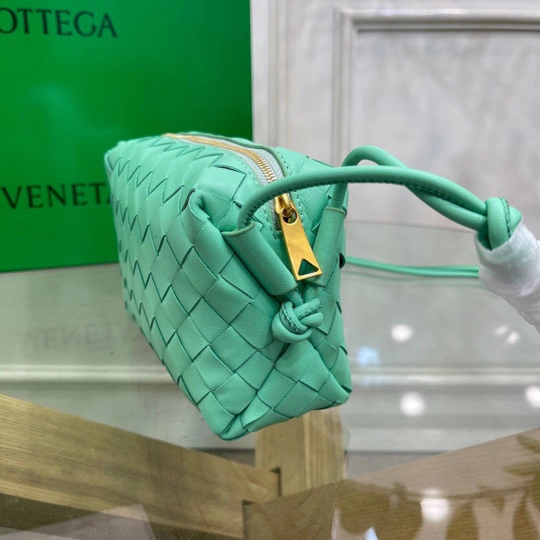 bo*te*ga Ve*ne*ta mini loop bag in fountain intrecciato lambskin