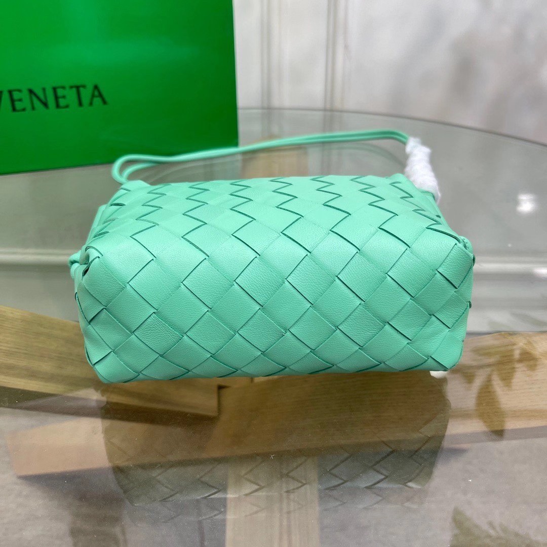 bo*te*ga Ve*ne*ta mini loop bag in fountain intrecciato lambskin