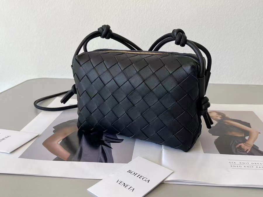 bo*te*ga Ve*ne*ta mini loop bag in black intrecciato lambskin