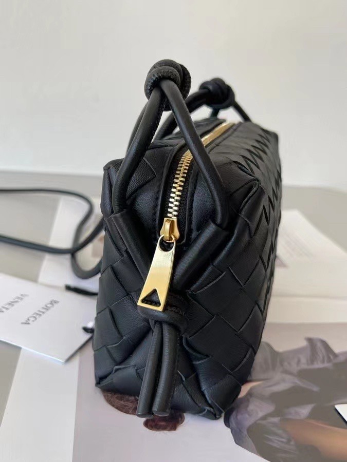 bo*te*ga Ve*ne*ta mini loop bag in black intrecciato lambskin