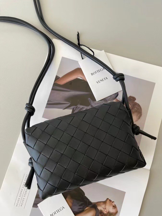 bo*te*ga Ve*ne*ta mini loop bag in black intrecciato lambskin