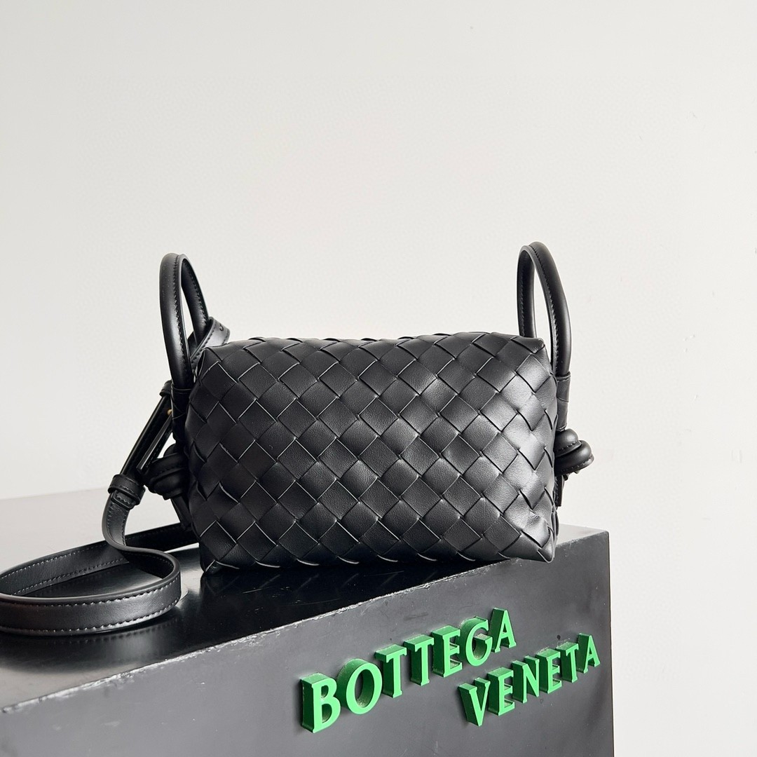 bo*te*ga Ve*ne*ta small loop crossbody bag in black intrecciato lambskin