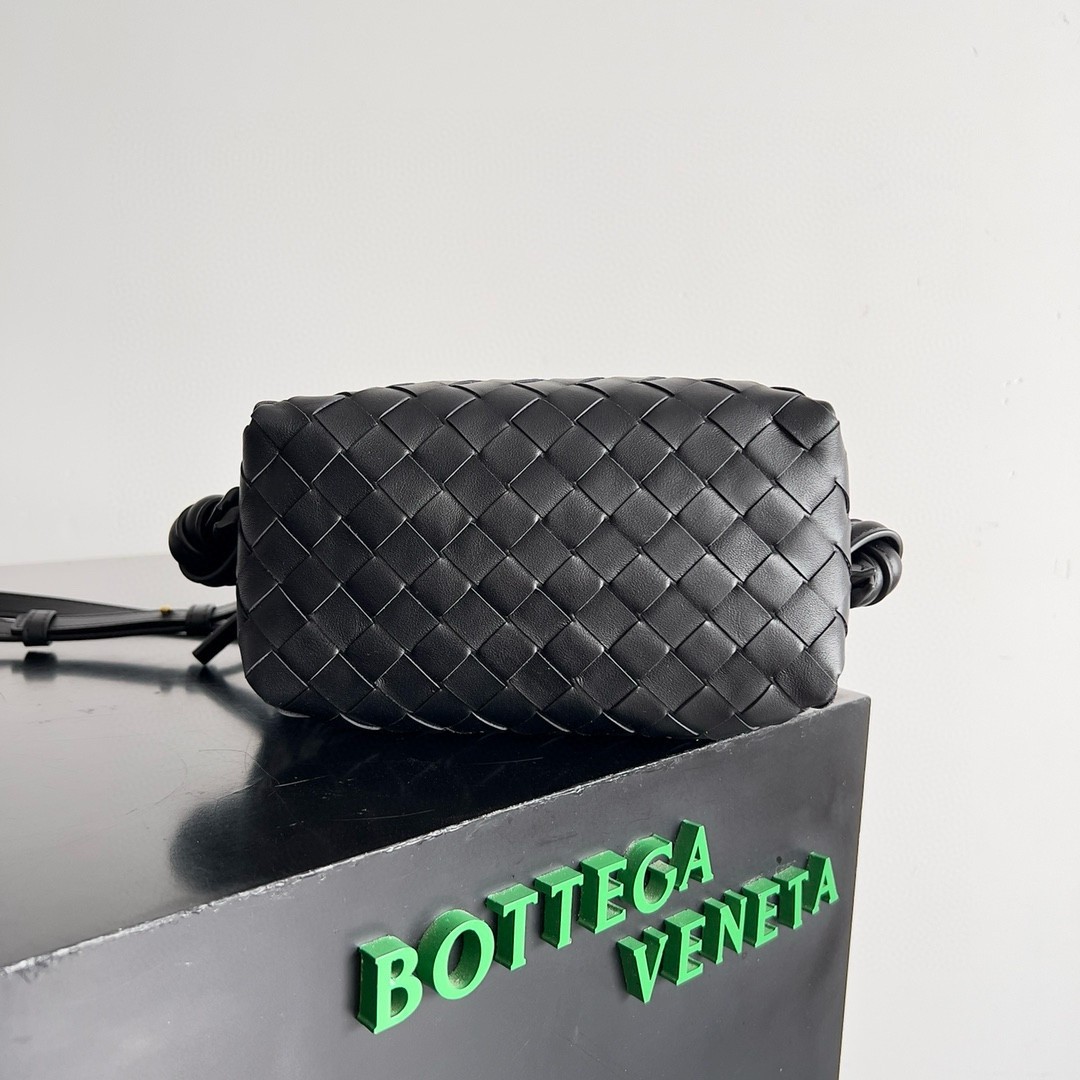bo*te*ga Ve*ne*ta small loop crossbody bag in black intrecciato lambskin