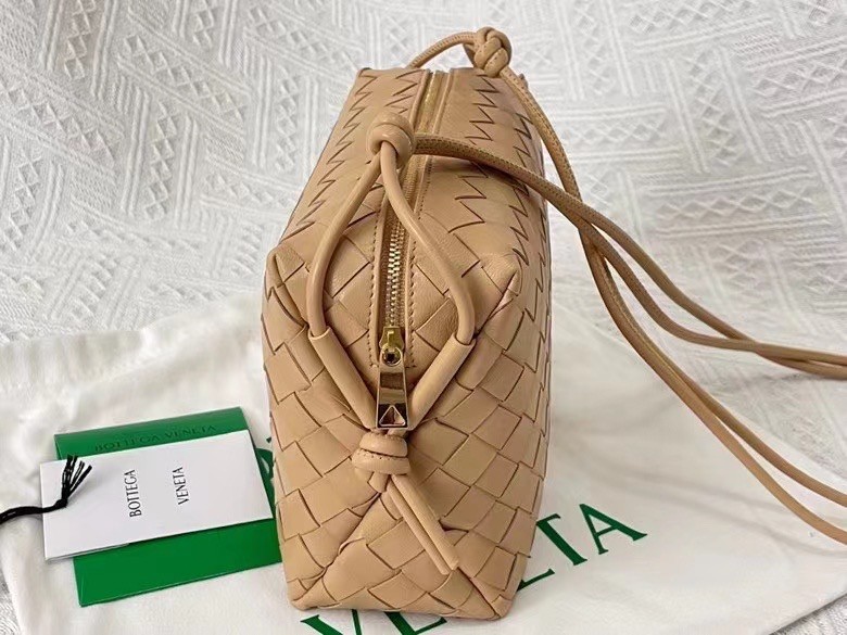 bo*te*ga Ve*ne*ta small loop bag in beige intrecciato lambskin