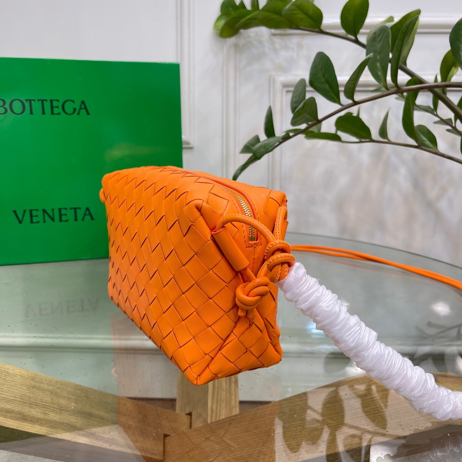 bo*te*ga Ve*ne*ta loop small bag in orange intrecciato lambskin