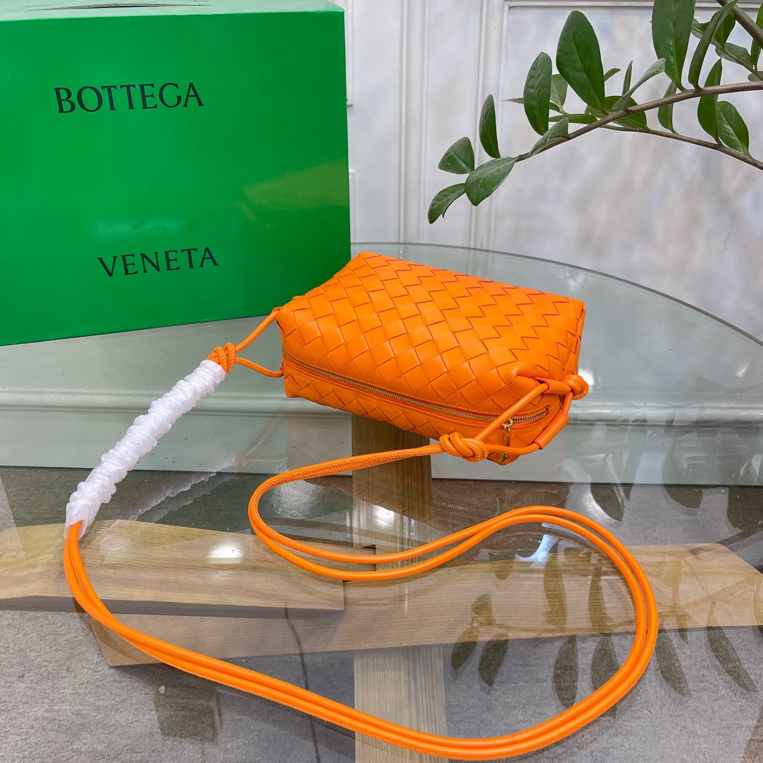 bo*te*ga Ve*ne*ta loop small bag in orange intrecciato lambskin
