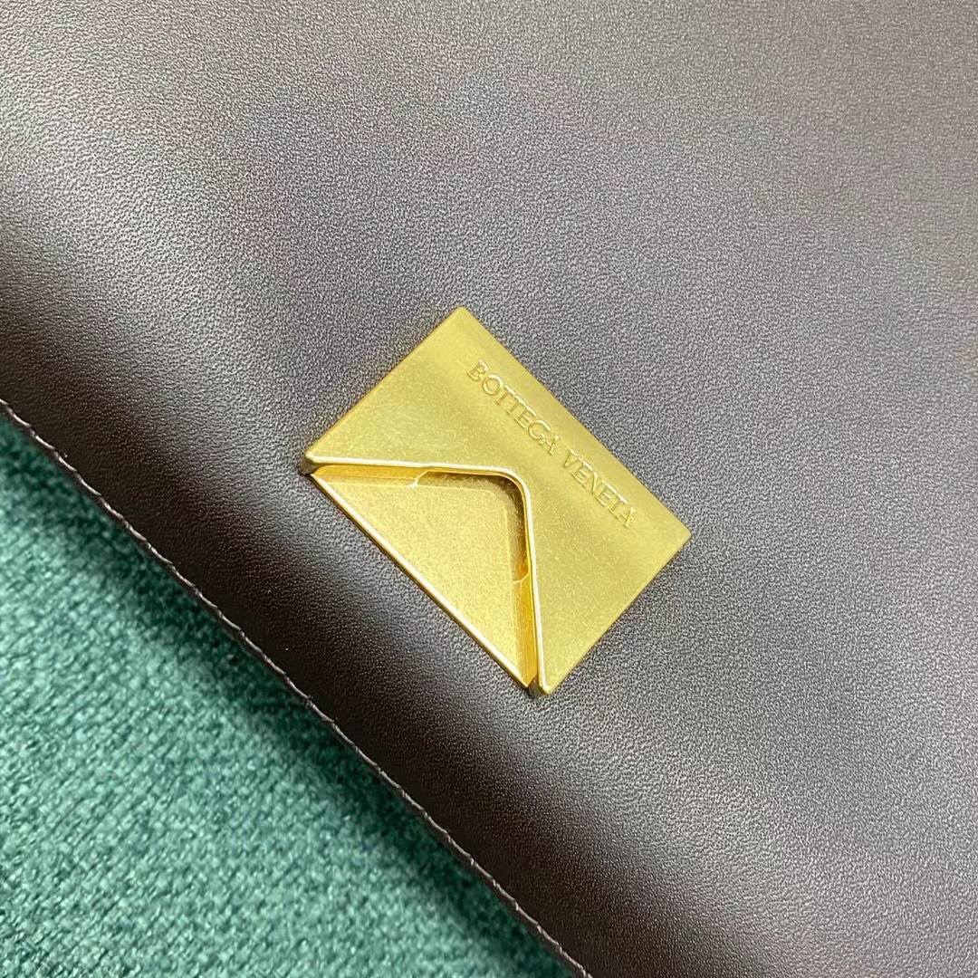 bo*te*ga Ve*ne*ta mount small bag in fondant calfskin
