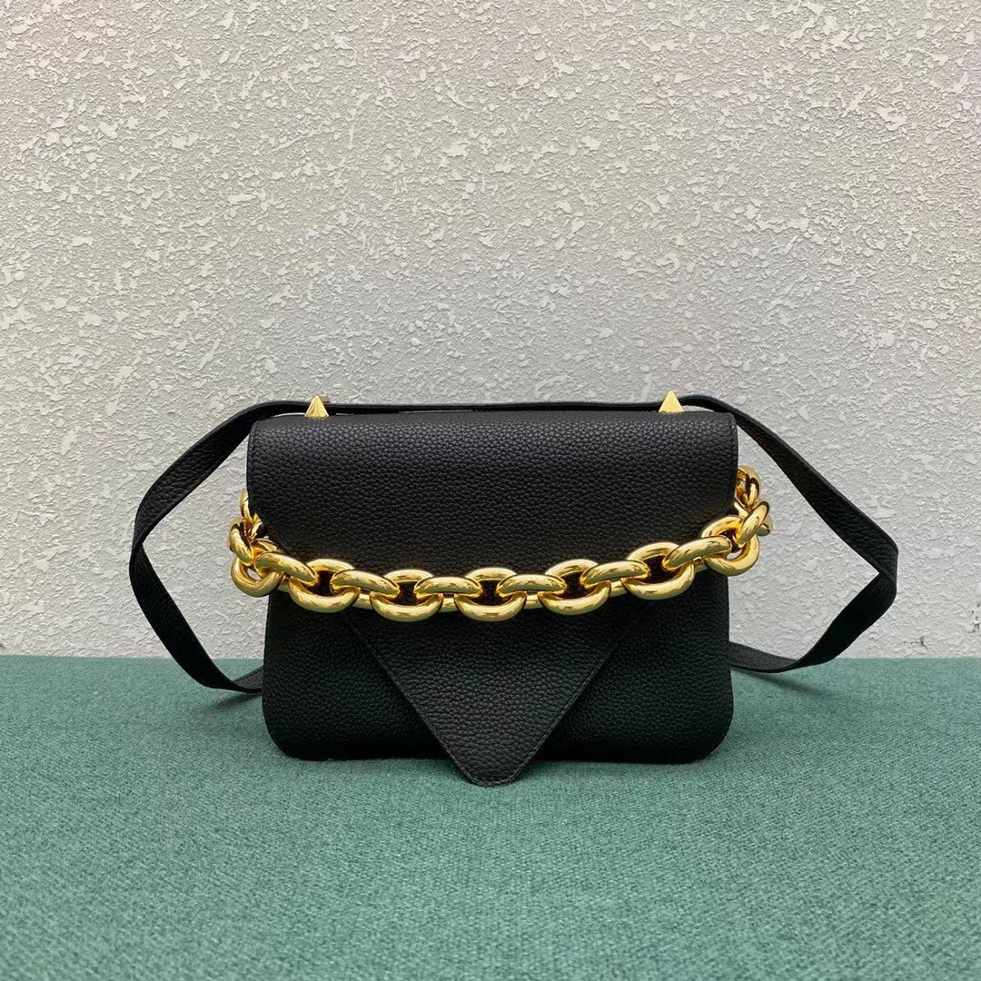 bo*te*ga Ve*ne*ta mount small bag in black leather