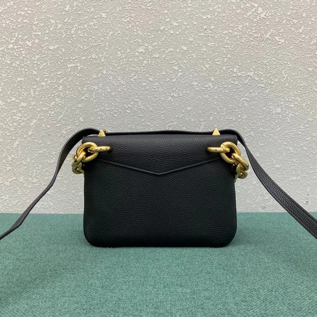 bo*te*ga Ve*ne*ta mount small bag in black leather