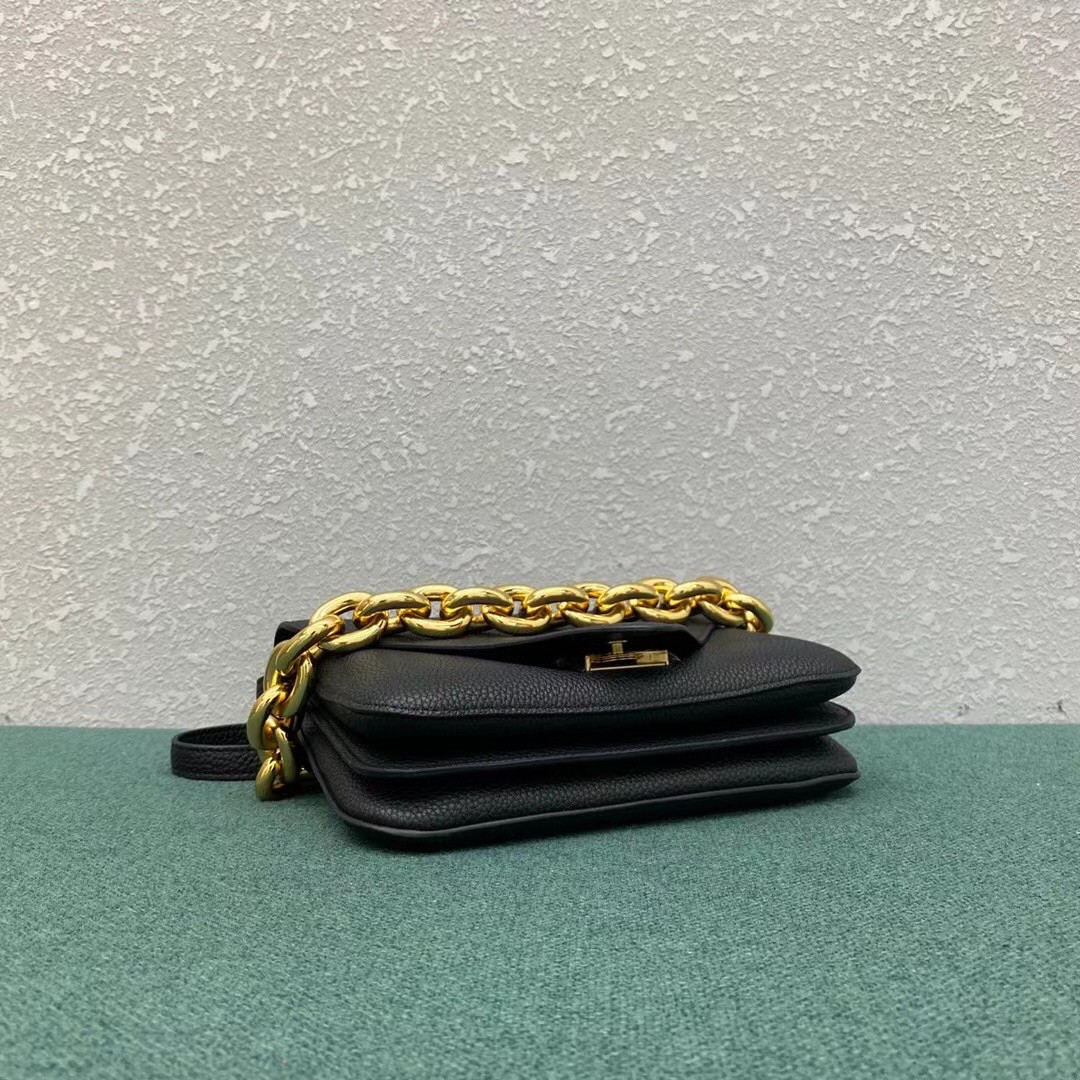 bo*te*ga Ve*ne*ta mount small bag in black leather