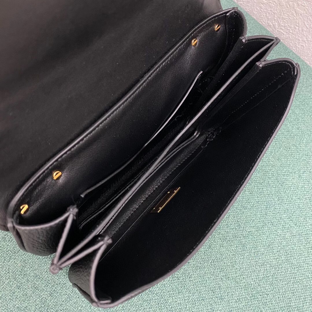bo*te*ga Ve*ne*ta mount small bag in black leather