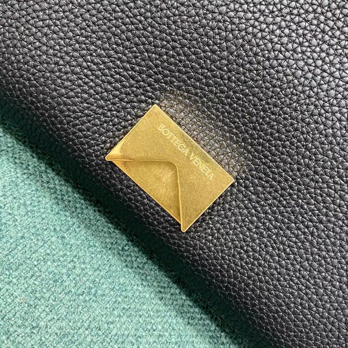 bo*te*ga Ve*ne*ta mount small bag in black leather