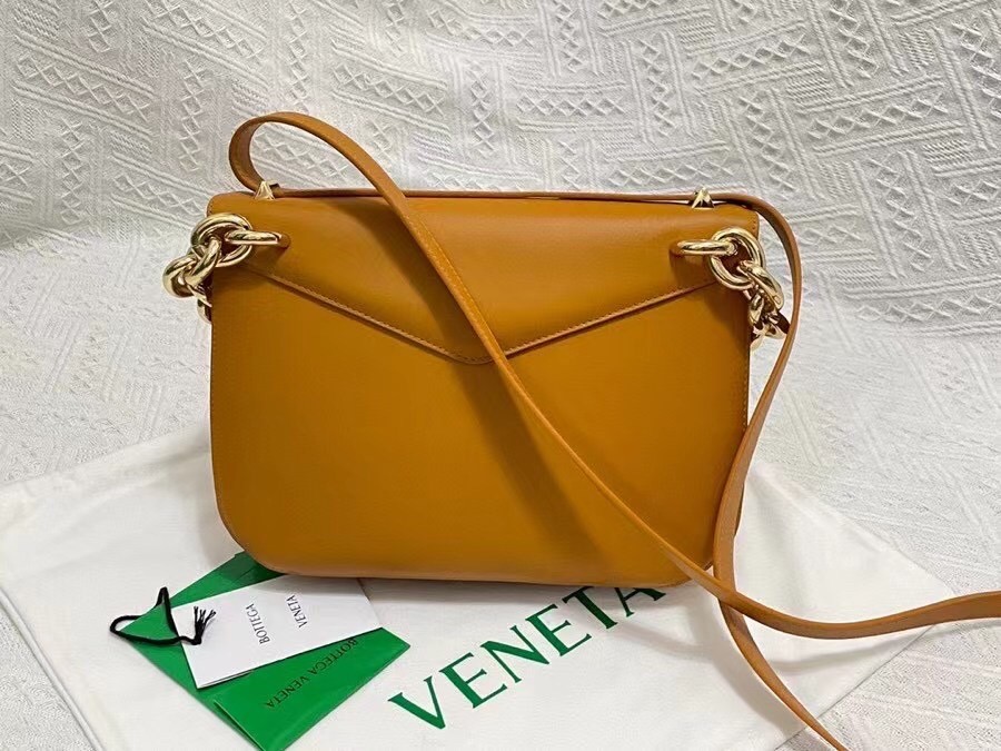 bo*te*ga Ve*ne*ta mount medium envelope bag in cob calfskin