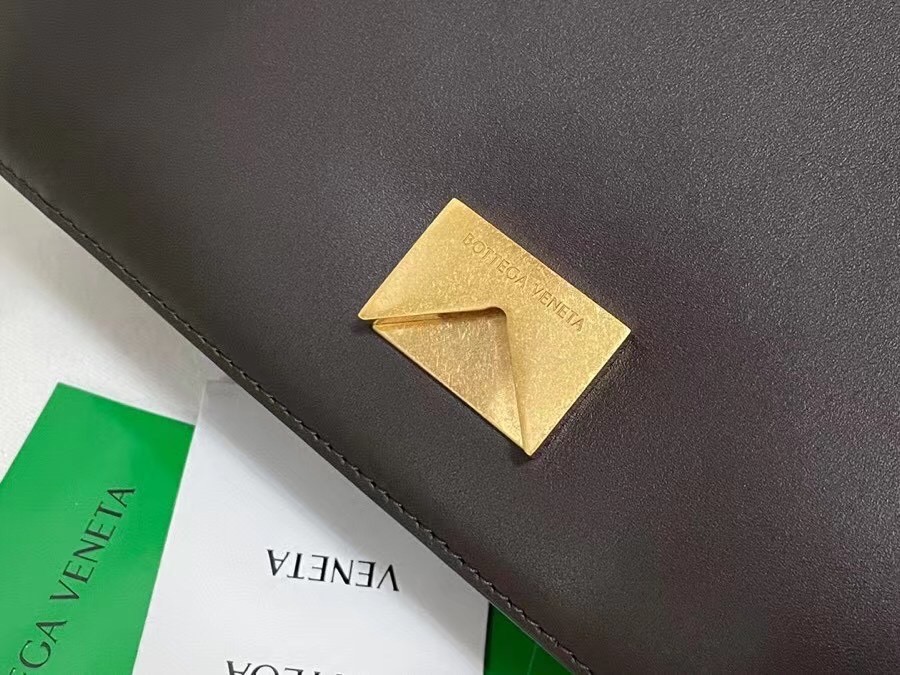 bo*te*ga Ve*ne*ta mount medium envelope bag in fondant calfskin