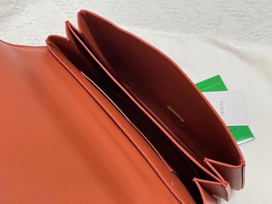 bo*te*ga Ve*ne*ta mount medium envelope bag in maple calfskin