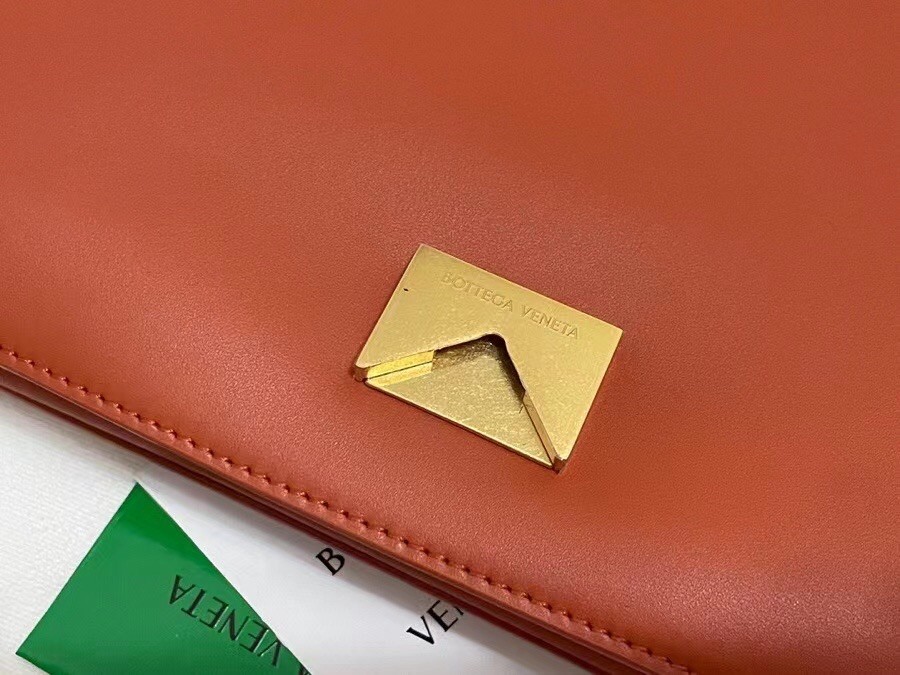 bo*te*ga Ve*ne*ta mount medium envelope bag in maple calfskin
